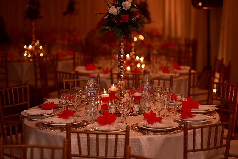 Banquet, lumière chaude