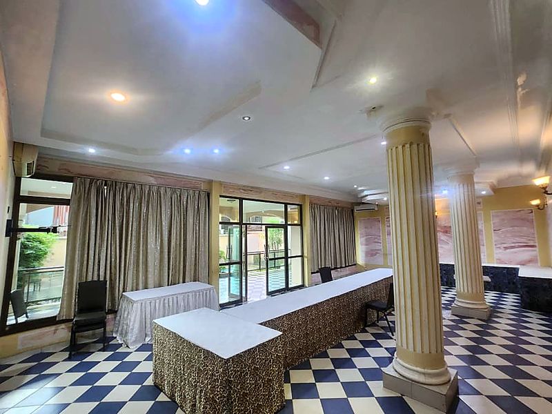 Le hall en configuration banquet