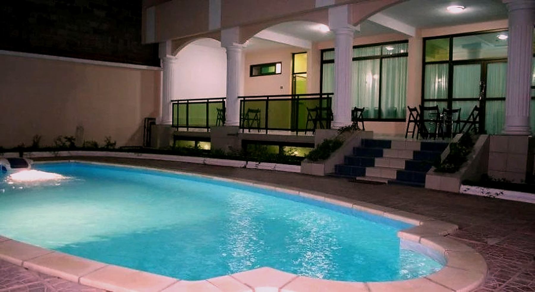 Piscine extérieure — Hôtel Maképé Palace