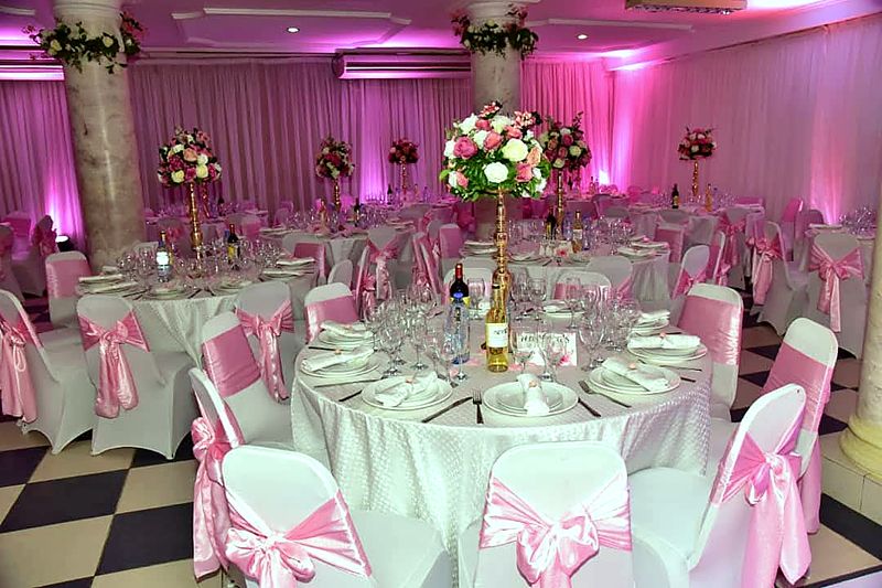 Salle de réception dressée pour un mariage