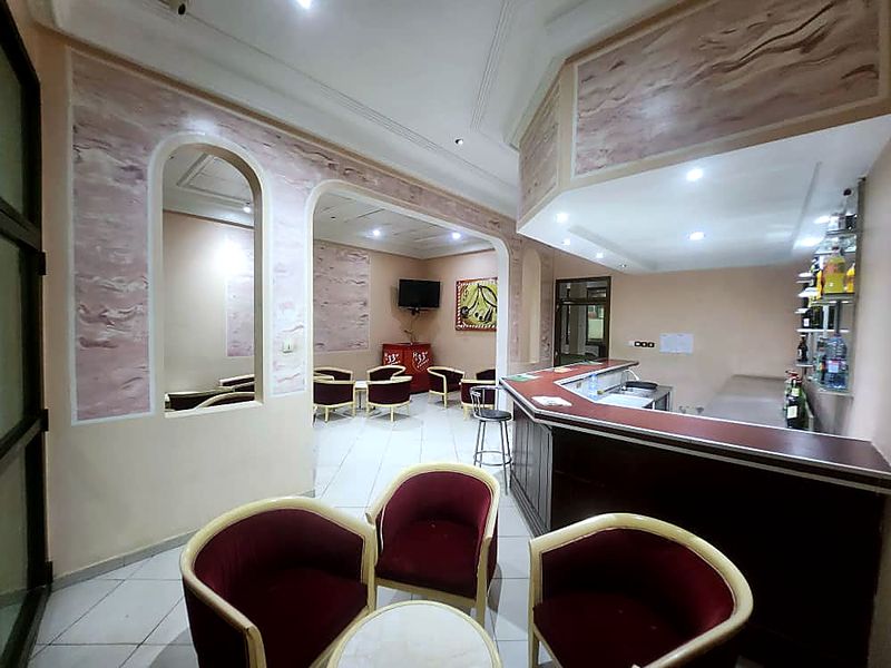 Salon d’accueil et son bar