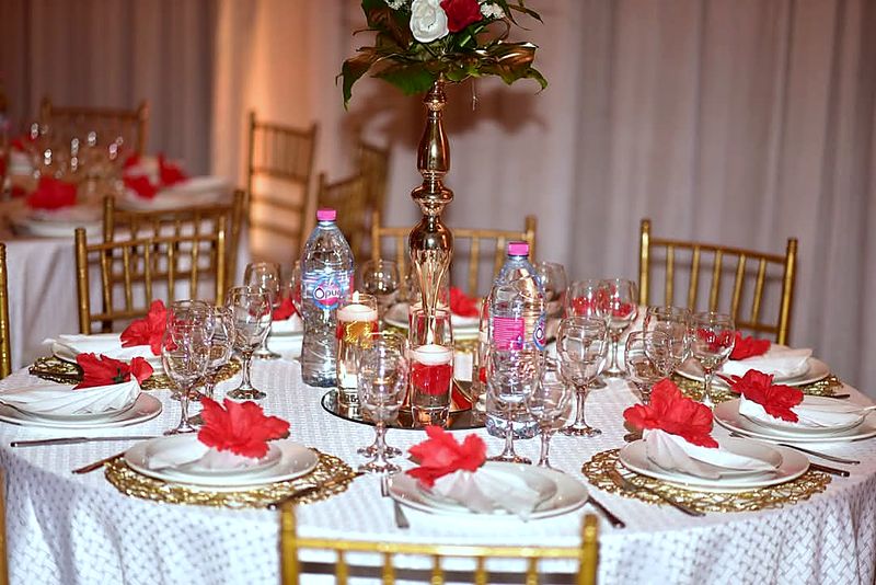Table dressée, chaises dorées
